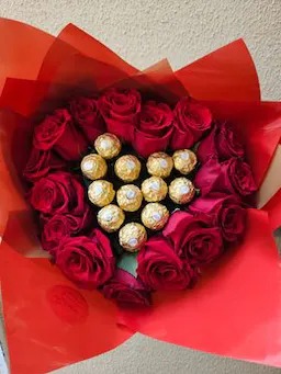 Buque - Coração de Rosas Importadas e Ferrero Roche.