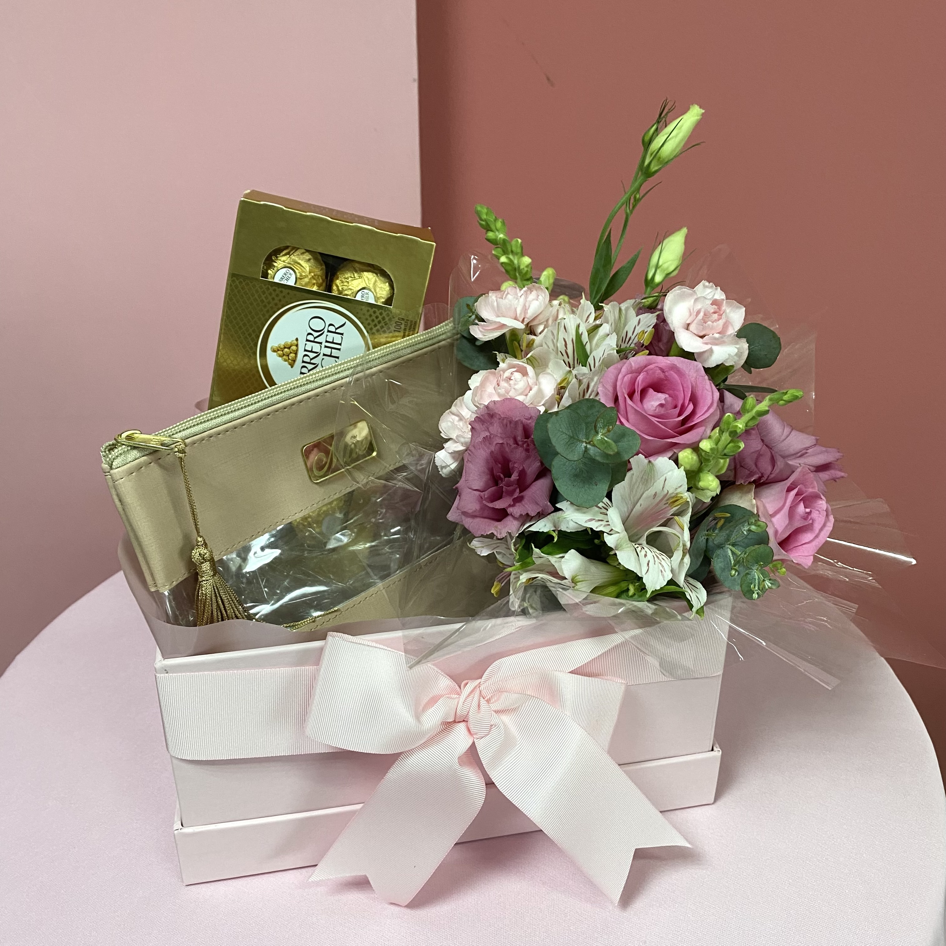 CAIXA COM FLORES, CHOCOLATE E NECESSAIRE