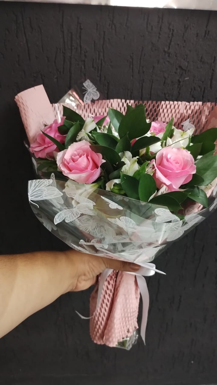 Buquê de 6 rosas e astromelias