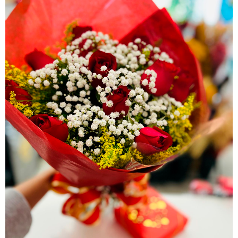 Buquê 12 Rosas + caixa de bombom personalizada