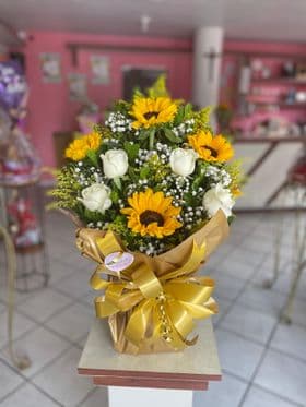 Ramalhete Floral Com 04 Girassóis E 04 Rosas Brancas