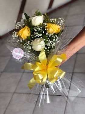 Ramalhete Braçada com 02 Rosas Brancas e 02 Rosas Amarelas