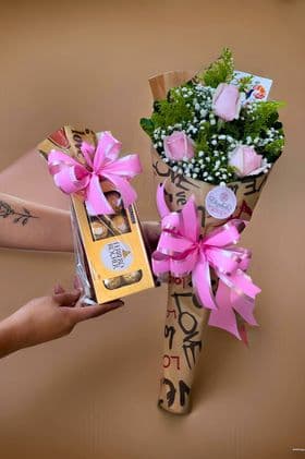 Ramalhete Estilo Cone com 03 Rosas Sweet no Papel Love + Caixa de Bombons Ferrero Rocher