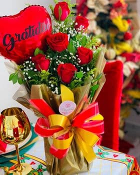 Peteca com 06 Rosas Vermelhas e Balão Personalizado