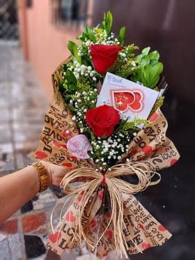 Ramalhete Braçada com 02 Rosas Vermelhas no Papel Kraft Love