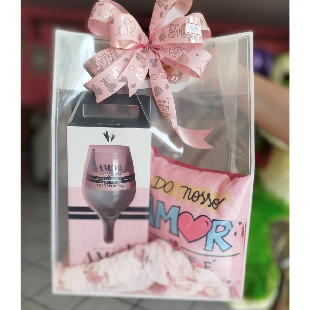 Kit com Almofada + Copo de Vinho Personalizado