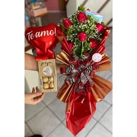 Ramalhete Braçada com 06 Rosas Vermelhas + Cx Ferrero Rocher + 01 Balão Vermelho Coração.