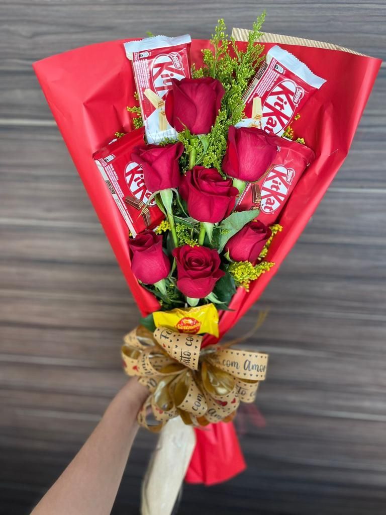 Buque de 07 Rosas com 4 kitkat