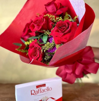 Buque de 5 Rosas vermelhas com Raffaello