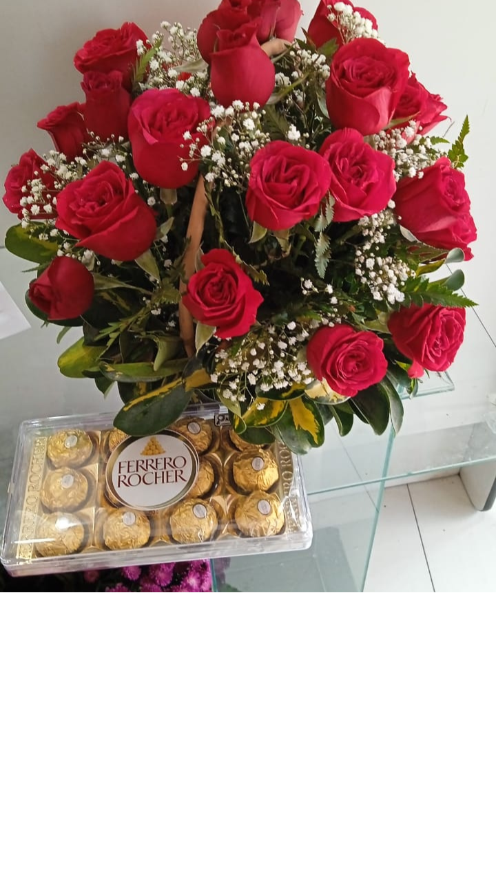 Cesta 18 Rosas Vermelhas e Ferrero de 12