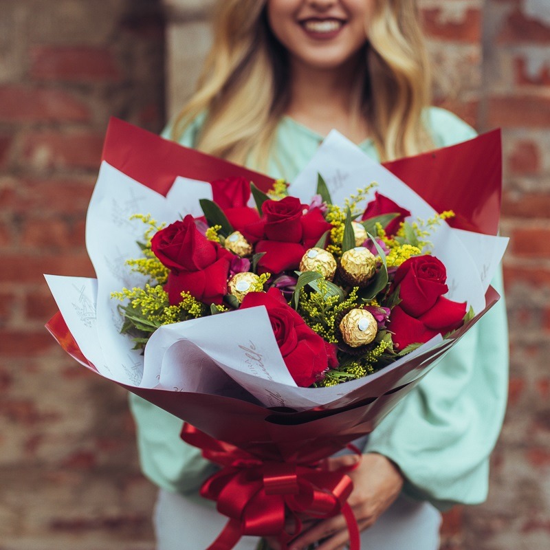 Buque 06 Rosas Abertas a Mão com 06 Ferrero Cravejado