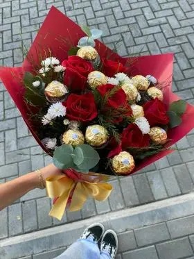 Buque 06 Rosas vermelhas com 12 ferrero cravejado