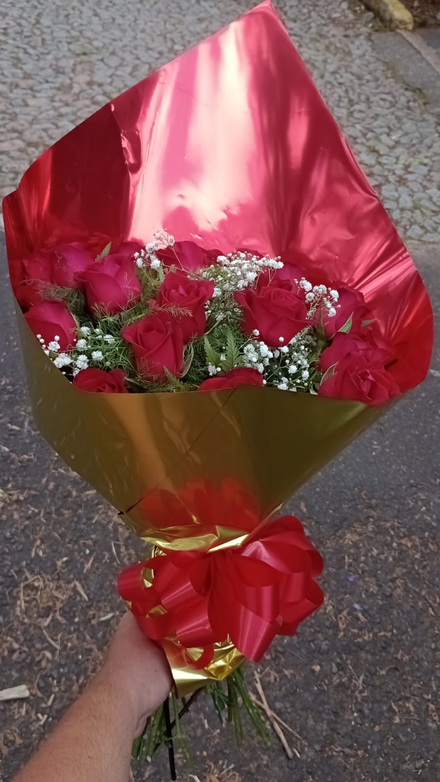 Buque 18 Rosas Vermelhas Dourado com Vermelho