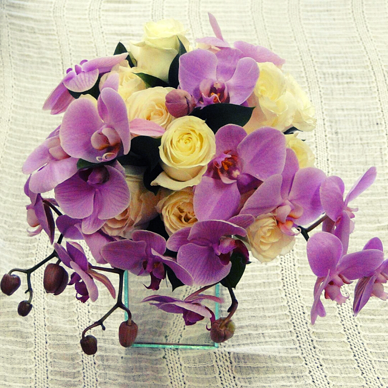 buque de noiva com orquideas e rosas